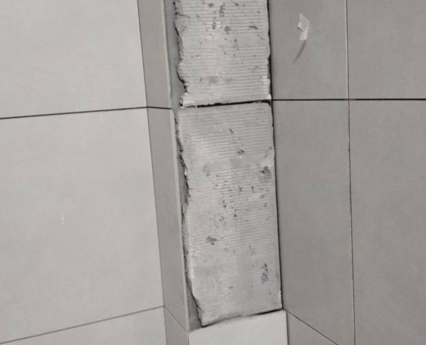福贡瓷砖空鼓维修公司分享下瓷砖施工前基层浇水润湿程度不足，可能导致以下问题