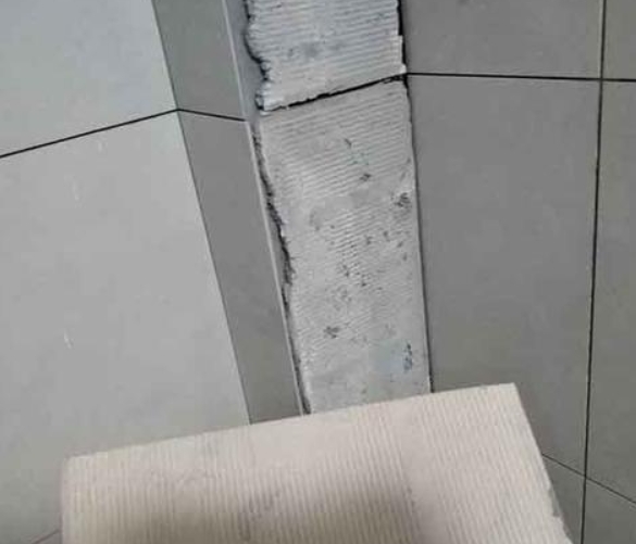 福贡瓷砖空鼓维修公司分享下厨房瓷砖脱落的补救措施。
